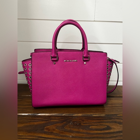 Michael Kors Handbags - Michael Kors magenta purse
